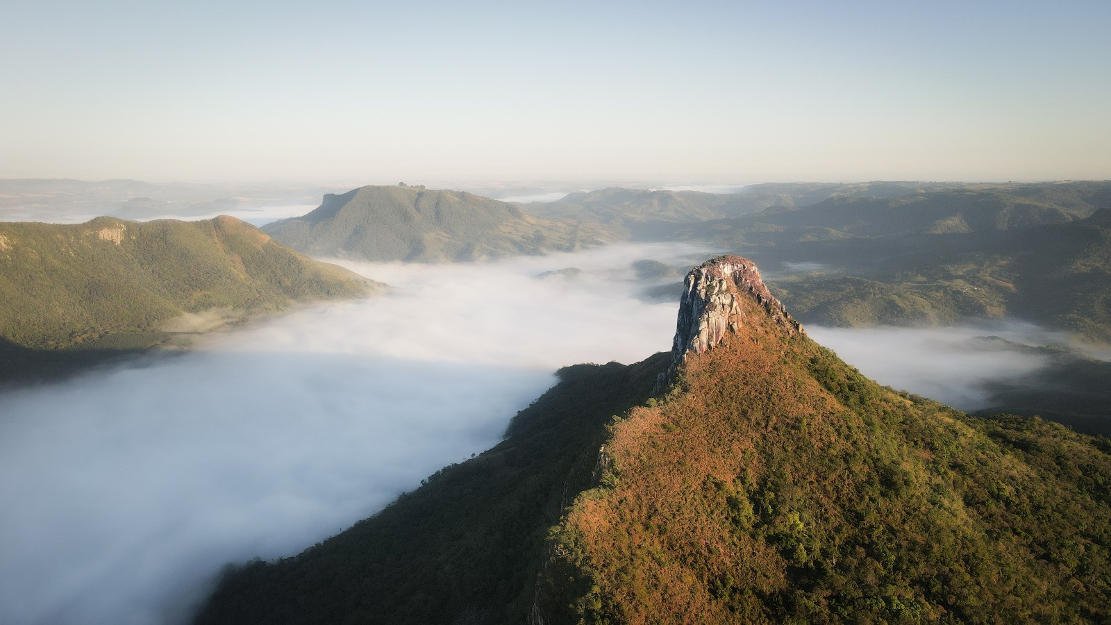 Pico Agudo acima de um mar de nuvens ao amanhecer, em Sapopema, no Paraná